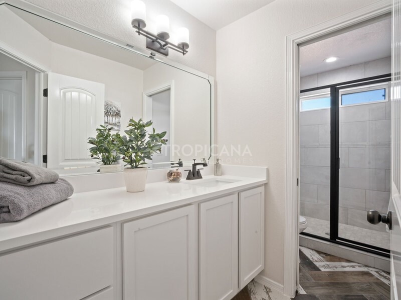 Eastlake model home - Shared bathroom