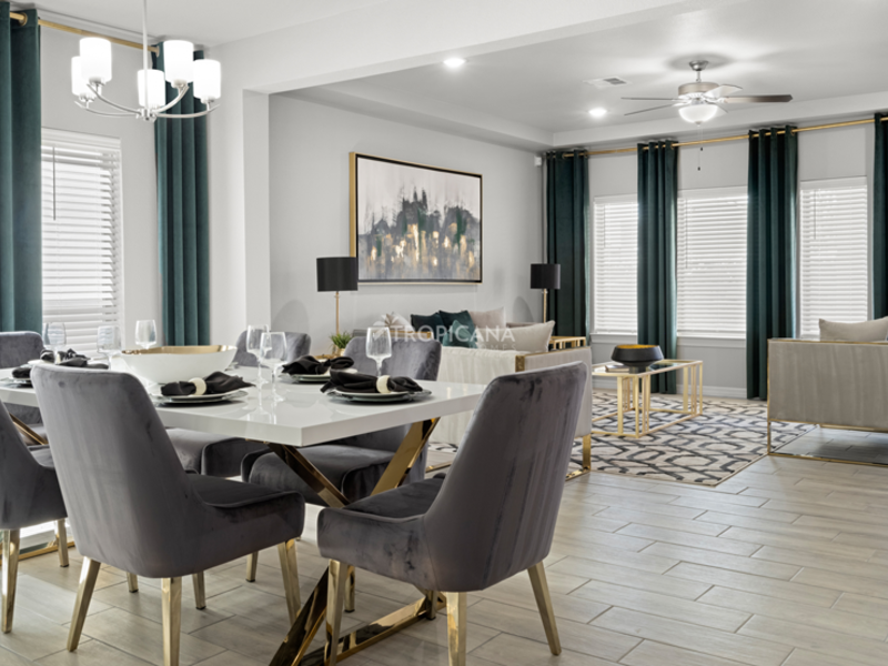 Sofia - Dining / living area